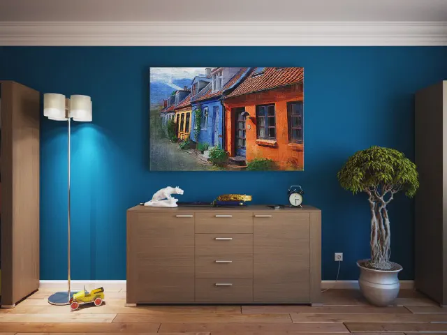 Salon z intensywnie niebieską ścianą, drewnianą komodą, obrazem nad nią, lampą podłogową i drzewkiem bonsai w donicy
